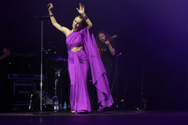    Экс-солистка "Фабрики звезд" вышла на сцену в новом образе. Фото: Фестиваль "Мир СИБИРИ"