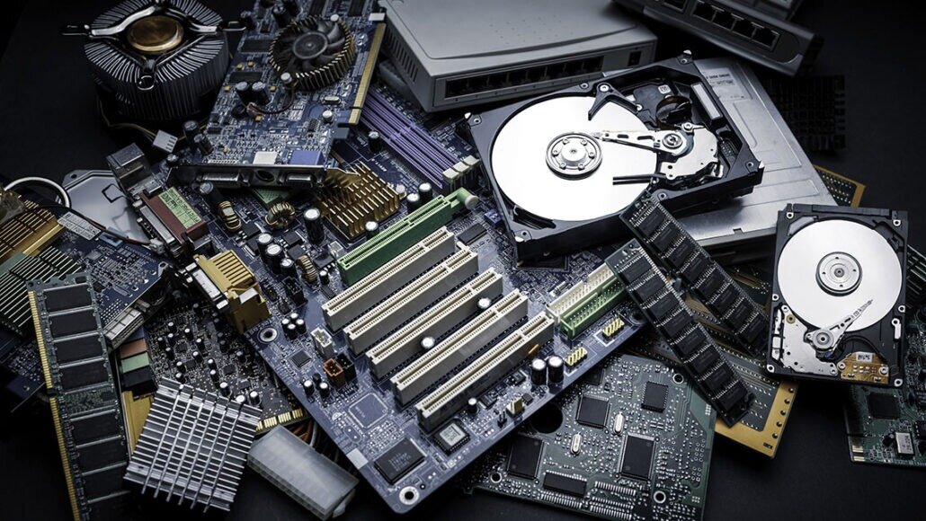 На фотографии представлены электронные компоненты от старых компьютеров. Переработав редкоземельные металлы, содержащиеся в этих деталях, мы сможем помочь удовлетворить спрос на высокоценные материалы. 
Источник: https://www.snexplores.org/article/recycling-rare-earth-elements-hard-reuse-greener-technology