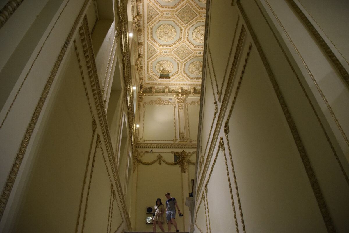 Сразу видно, что здание строилось с размахом