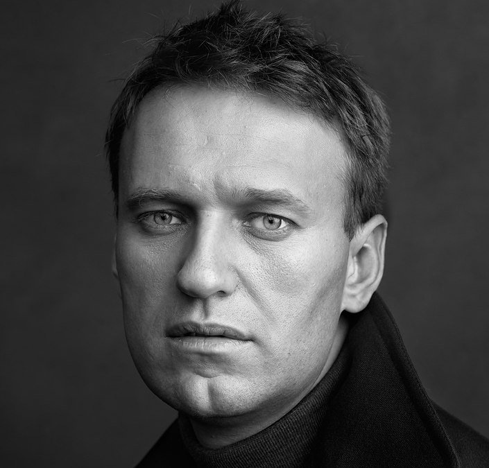 Алексе́й Анато́льевич Нава́льный (род. 4 июня 1976, Бутынь, Одинцовский район, Московская область, РСФСР, СССР) — российский оппозиционный лидер, юрист, политический[12] и общественный деятель, получивший известность своими расследованиями о коррупции в России. Позиционирует себя в качестве главного оппонента руководству России во главе с Владимиром Путиным. Создатель «Фонда борьбы с коррупцией», объединяющего дочерние проекты: «Умное голосование», «Профсоюз Навального», «РосПил», «РосЖКХ», «РосЯма», «РосВыборы», «Добрая машина правды». Автор двух популярных YouTube-каналов: «Алексей Навальный» и «Навальный LIVE».Занял второе место на выборах мэра Москвы 2013 года, получив 27,24 % голосов избирателей и уступив Сергею Собянину. C ноября 2013 года возглавляет Центральный совет политической партии «Россия будущего». В декабре 2016 года заявил о намерении участвовать в выборах президента России, которые состоялись в марте 2018 года. По мнению редакции «Ведомостей», оказался фактически единственным политиком, который провёл полноценную избирательную кампанию в 2017 году, однако 25 декабря 2017 года ЦИК отказала ему в регистрации из-за непогашенной судимости по делу «Кировлеса».