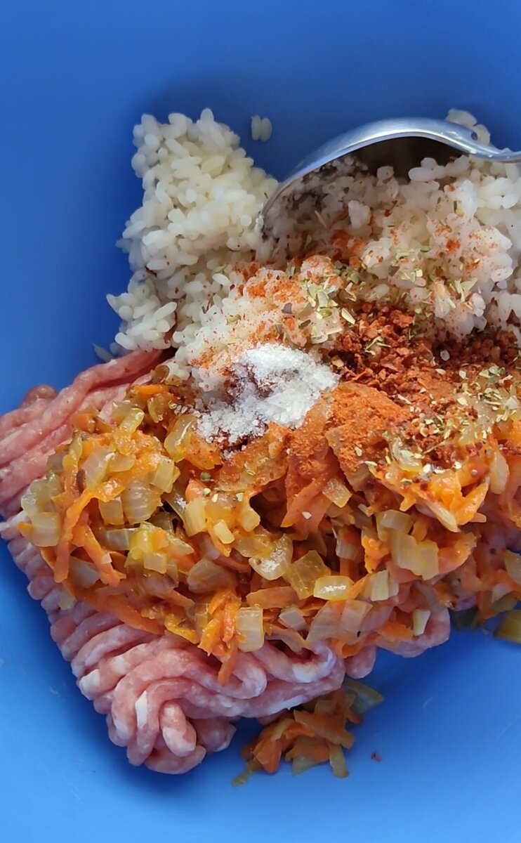 Начинка: фарш, обжаренные овощи, отварной рис, специи, соль.