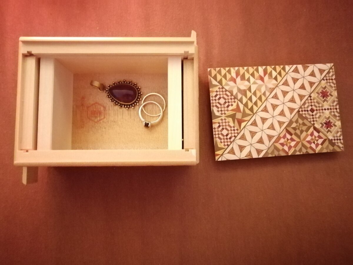 Наша шкатулочка внутри небольшая, но в нее вполне помещается несколько украшений (фото из личного архива автора)