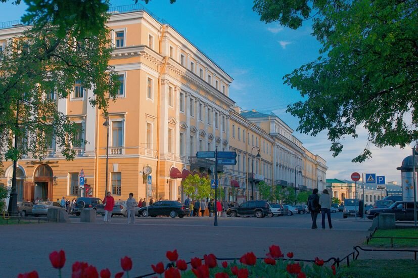 Большой зал филармонии. Фасад спроектирован Росси