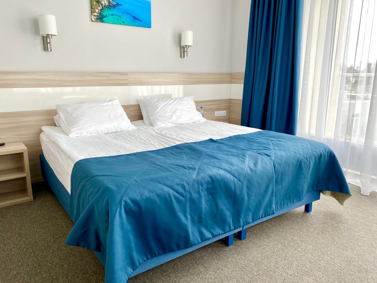 Кровать очень удобная! У каждого по две подушки. Листайте ещё >>