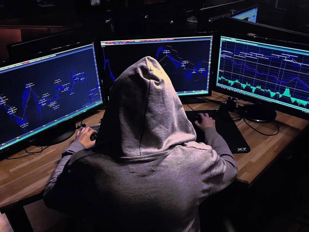  Трейдер — это торговец на финансовом/фондовом рынке, который стремится извлечь прибыль. При этом трейдер непосредственно работает на рынке: проводит анализ ситуации и заключает торговые сделки.