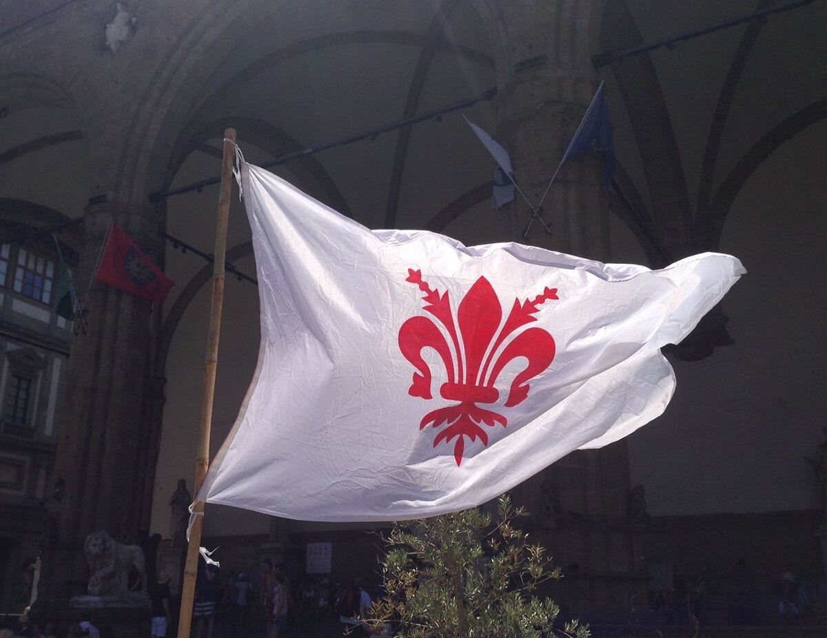 Флаг с флорентийской лилией у Лоджии Ланци