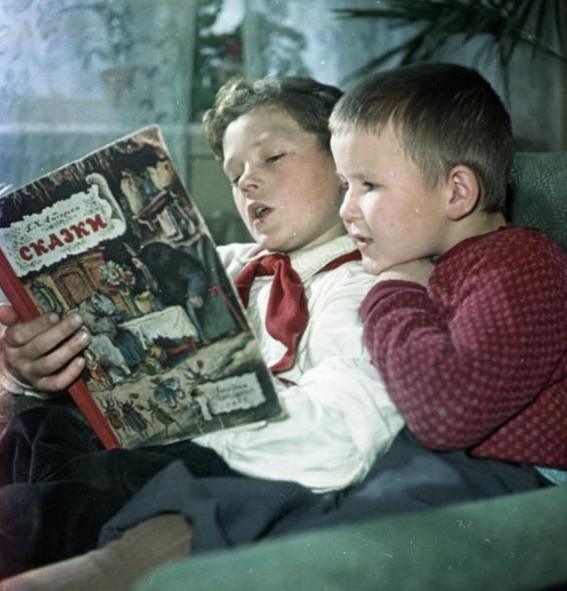 Дети читают книгу, 1959 год. Фото: Всеволод Тарасевич.