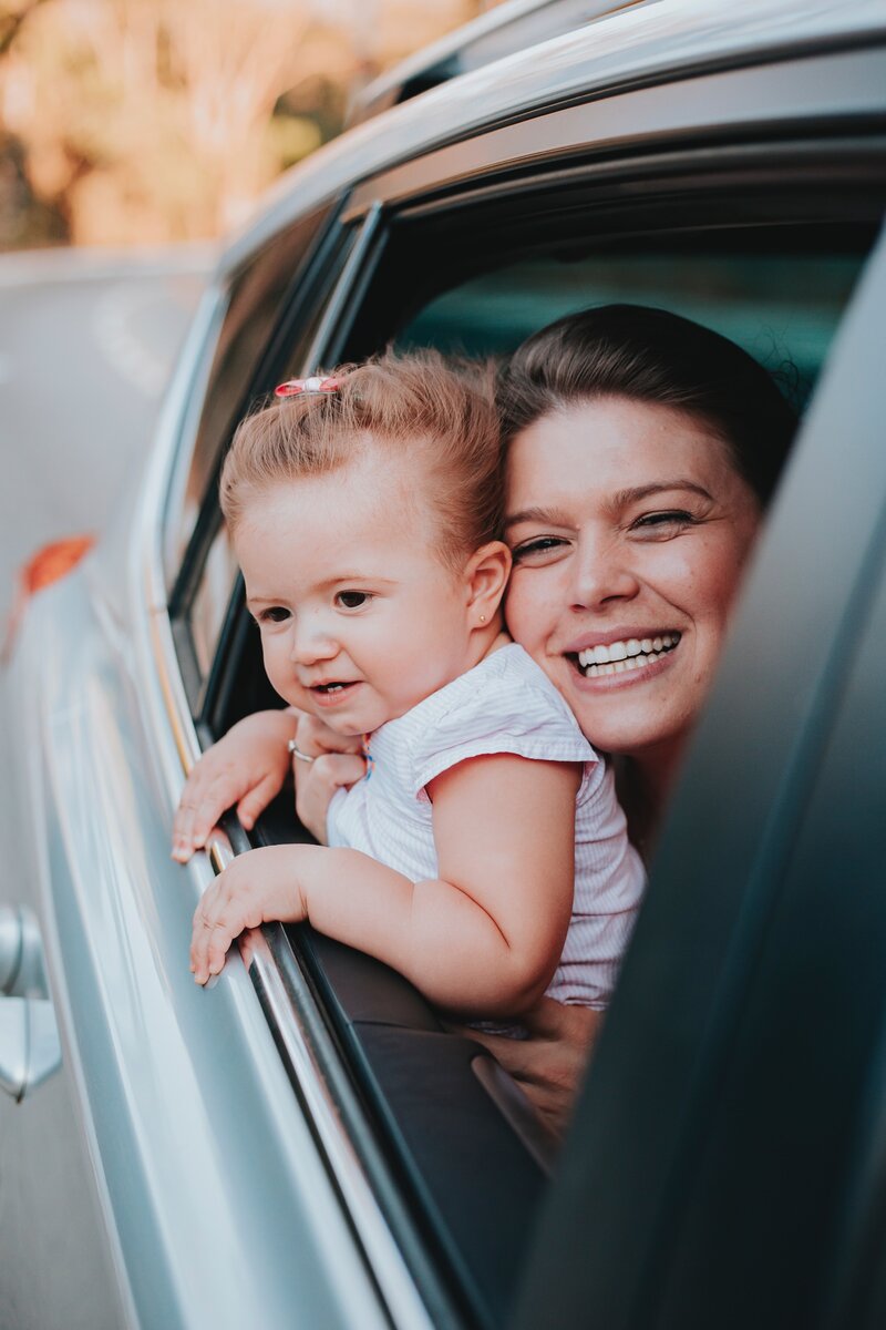 Почему машины родители. Женщина с ребенком в машине. Мама с ребенком в машине. Мать и дети на машине. Счастливая семья в авто.