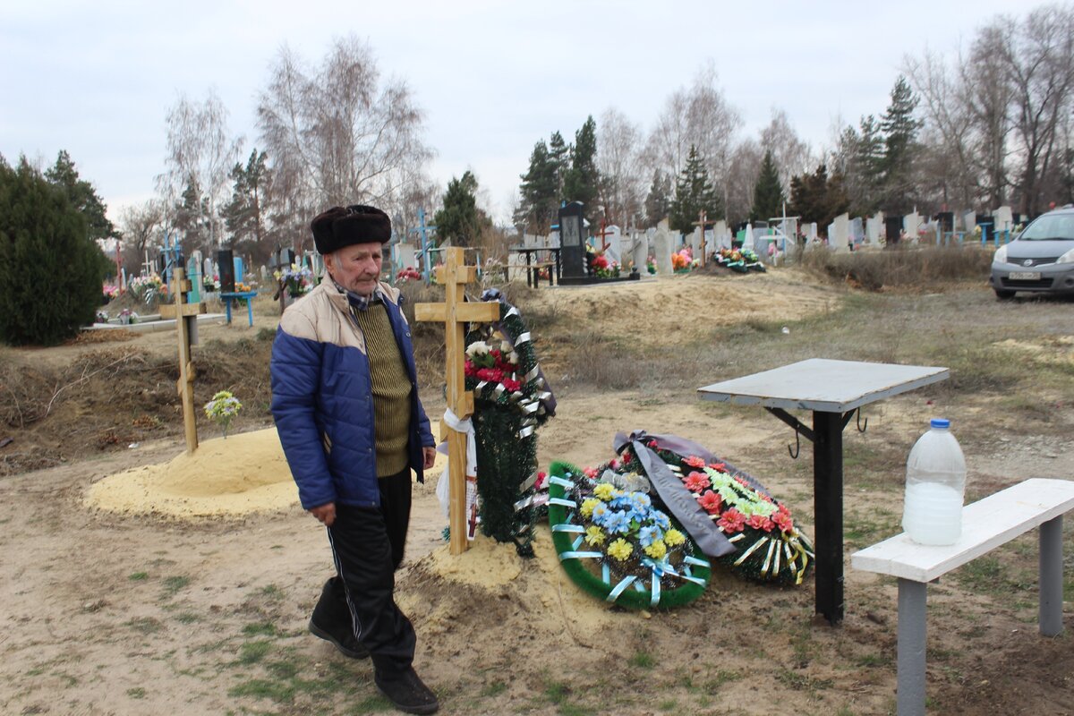 Смотритель-сторож на кладбище поселка Заболотовка