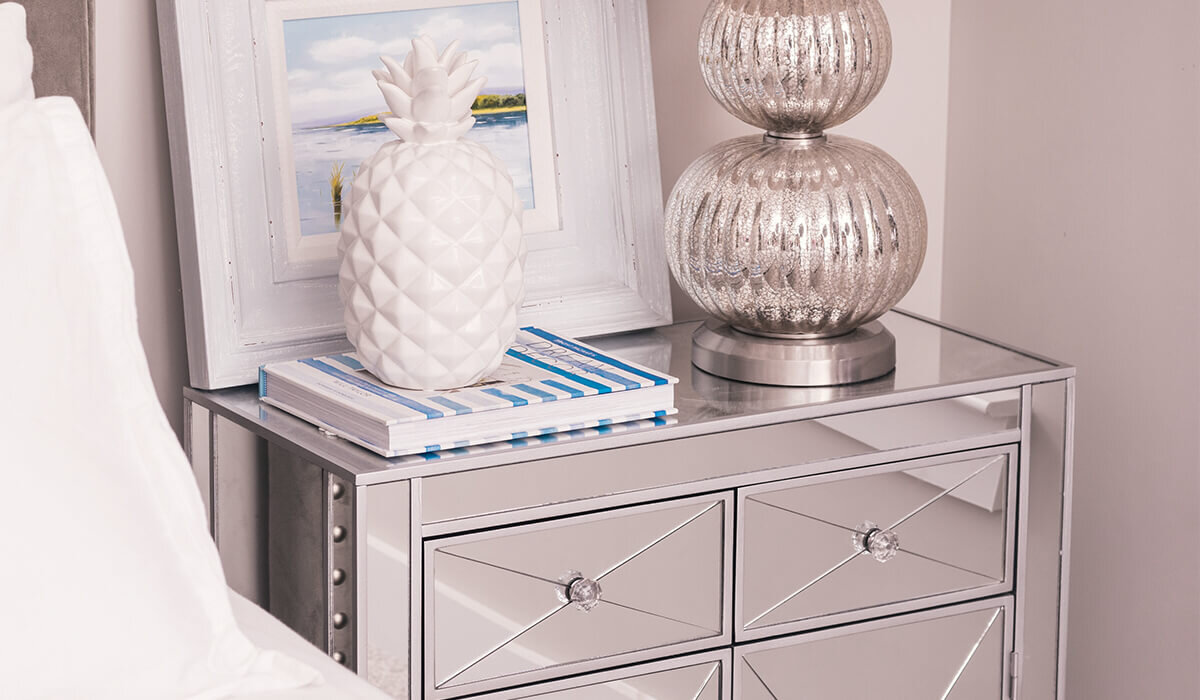 Глянцевая или зеркальная мебель добавляет простора интерьеру