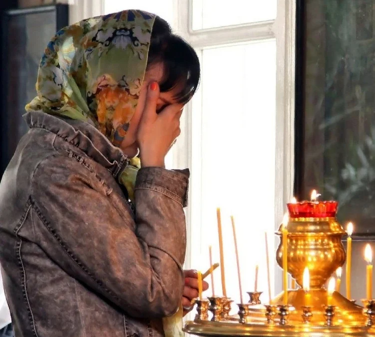 Плачут богу молятся. Женщина молится в храме. Православные молятся. Человек молится у иконы. Человек молится перед иконой.