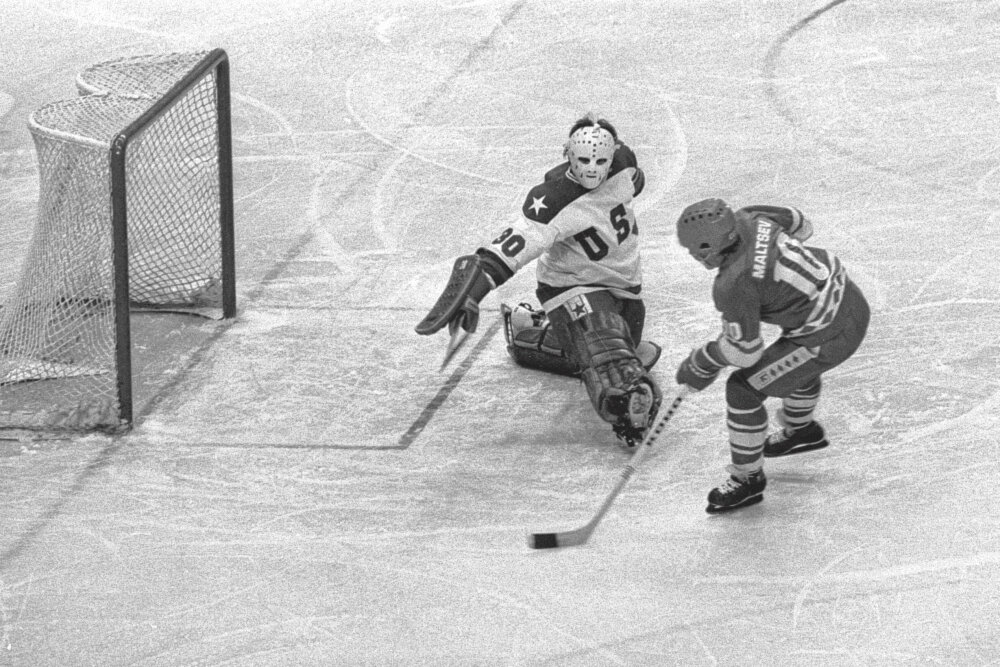 Спортивная игра на льду 7 букв. Александр Мальцев хоккеист 1980. СССР США 1980 хоккей. Хоккей 1970. Игры на льду.