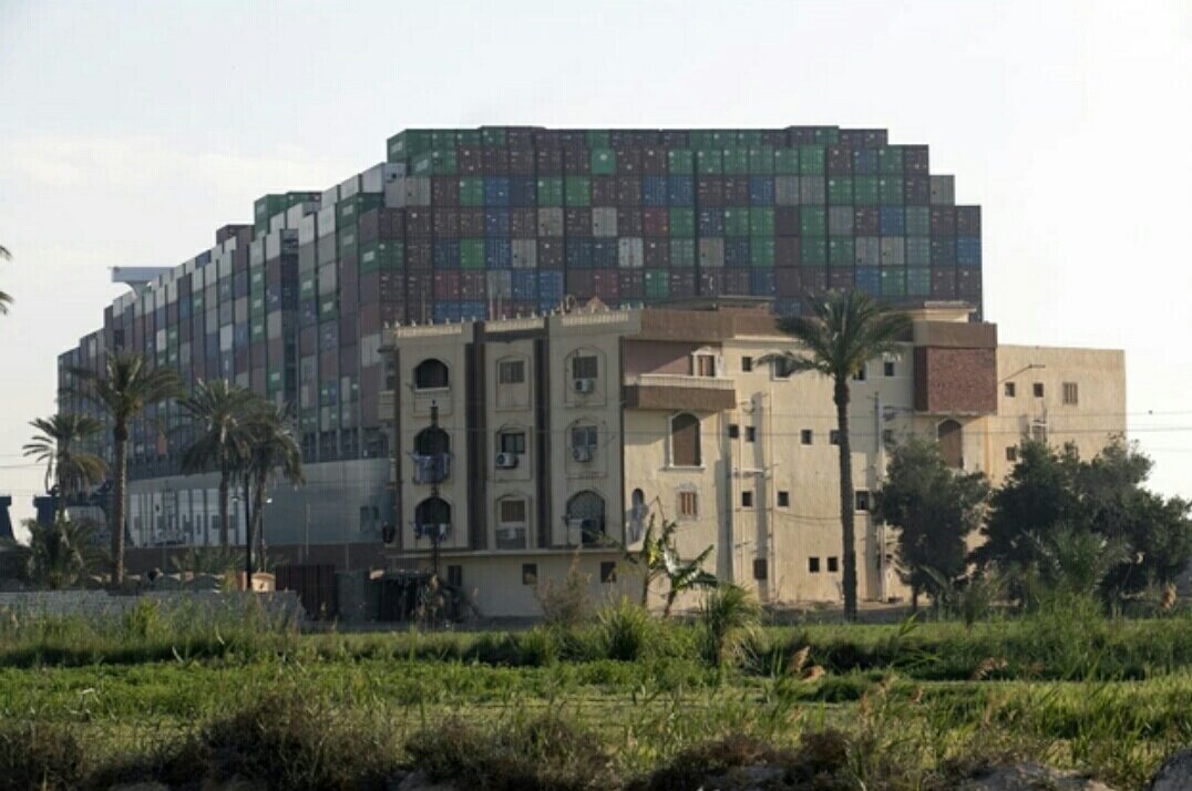 Рассматривается вопрос об удалении контейнеров для разгрузки судна. 