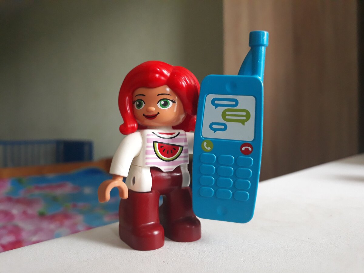 Она любит говорить по телефону, но ещё не знает, что телефонные разговоры - "воровство времени у себя"! / Фотография сделана автором статьи.