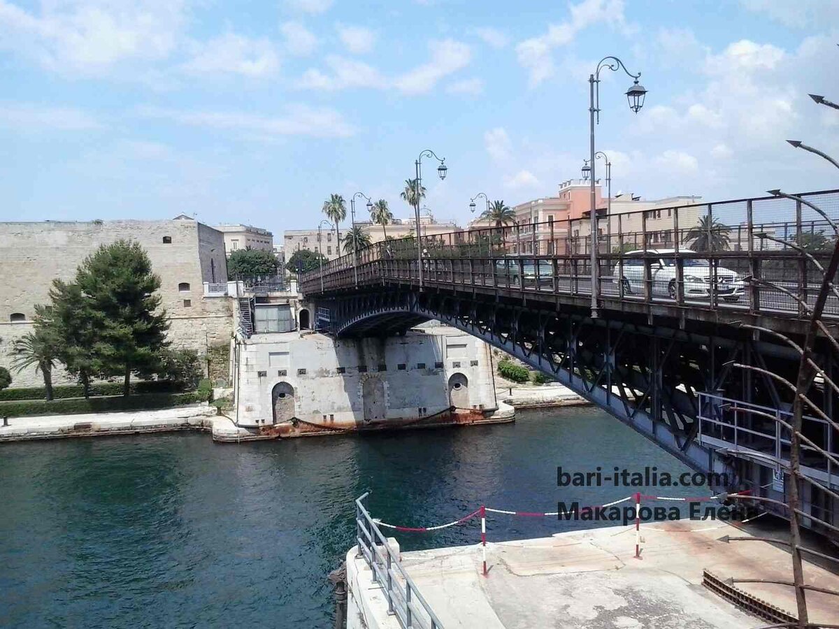 Разводной мост через пролив между двух морей