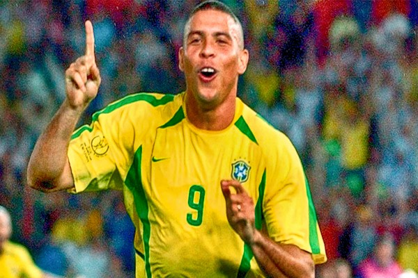 неймар футболист. самые известные футболисты. роналдо назарио. роналдиньо барселона. карлес пуйоль барселона.