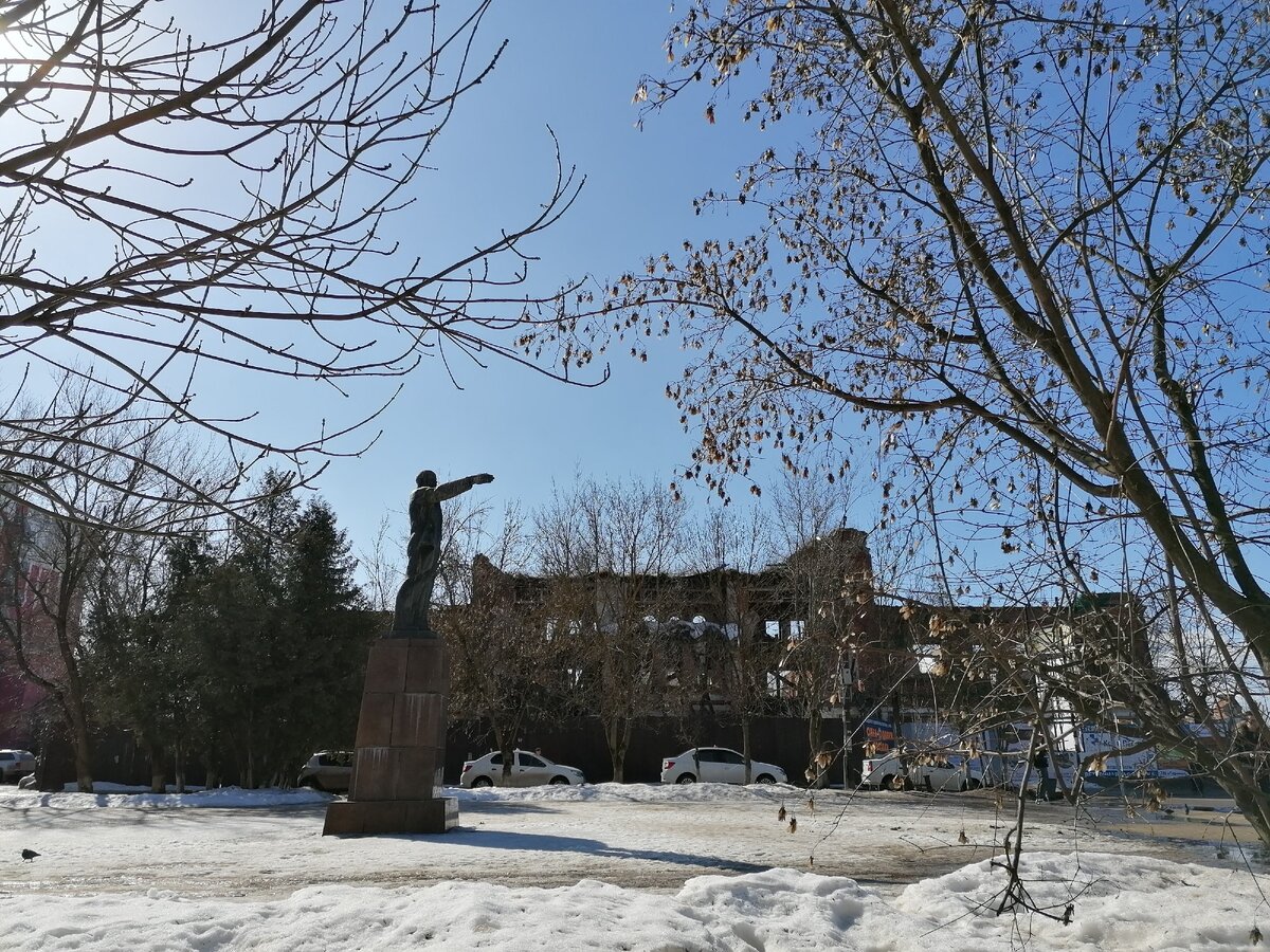 Ленин очень эпично парит над руинами роскошных Торговых рядов