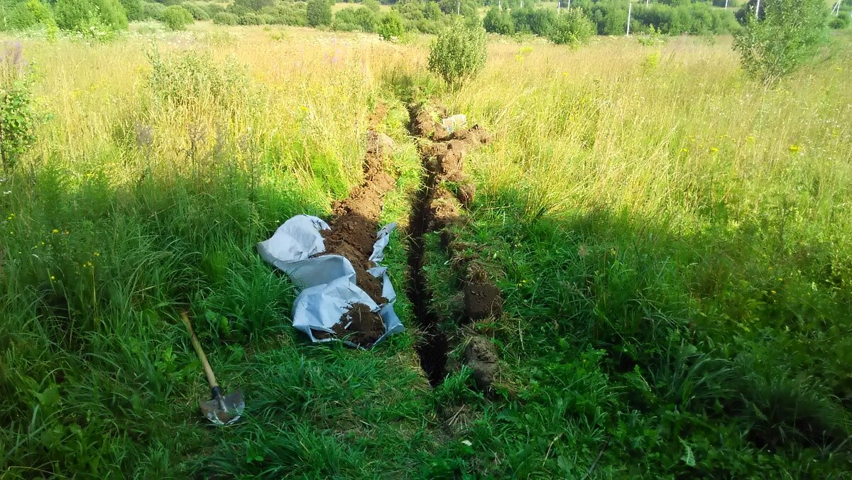 Траншея для прокладки кабеля под землёй. Моё фото.