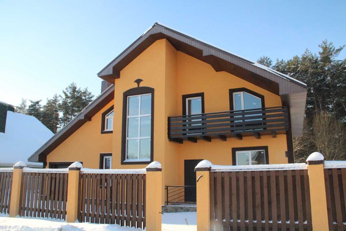 В похожем коттедже живут Лев и Людмила Безруковы. Источник: yastroyu.ru