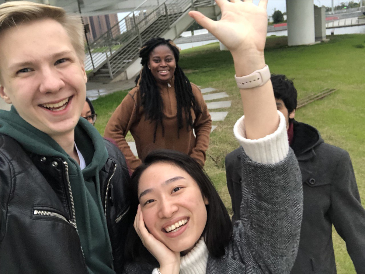 Для общения с иностранцами китайцы предпочитают использовать никнеймы. Их берут в основном те, кто работает в международных компаниях, т.к. иностранцам сложно выговаривать китайские имена. Но и у любого другого китайца может быть иностранное имя. Это распространено.