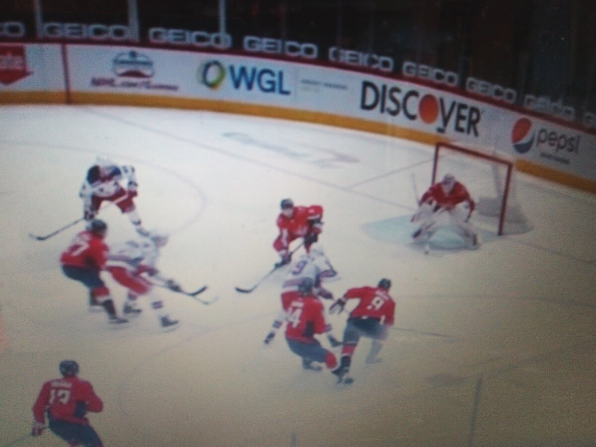 С шайбой Павел Бучневич "Рейнджерс" и последует пас налево на открытого  Зибанеджада. 