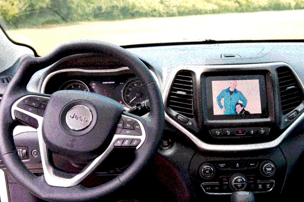 Два исследователя взломали Джип Чероки в 2015 году и поставили своё фото на экран мультимедийной системы.