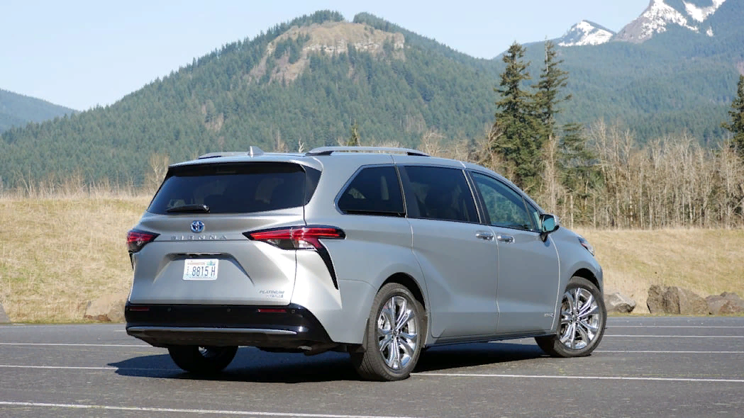 2021 Toyota Sienna vs 2021 Chrysler Pacifica Hybrid,сравнительный тест.