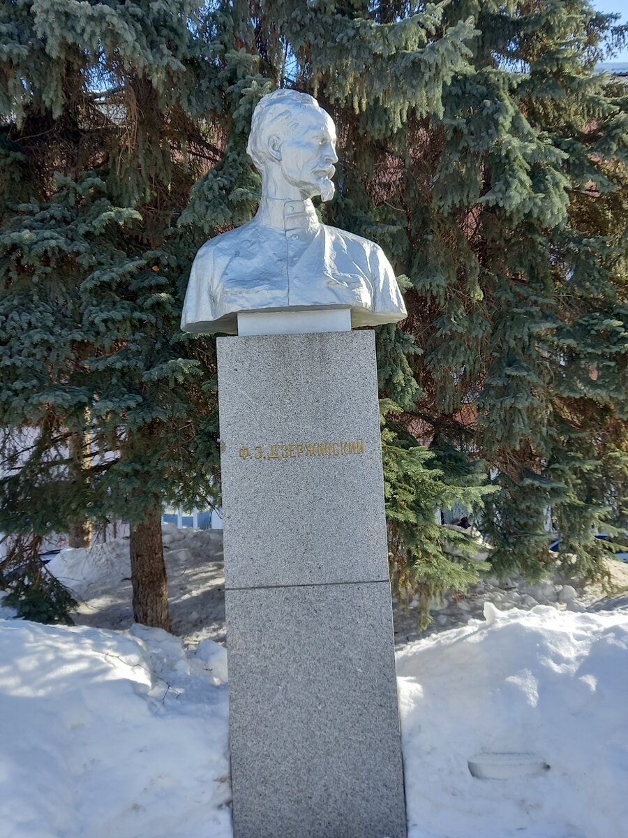 Все также взирает вдаль Феликс Эдмундович.