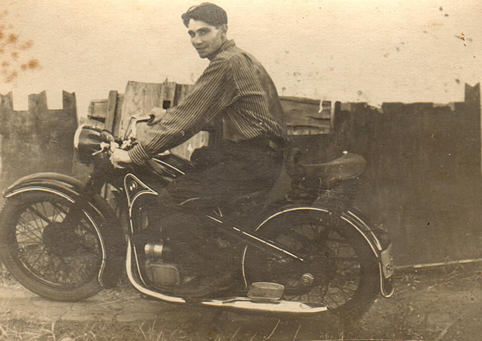 Отец в деревне... Конец пятидесятых  Фото из архива автора.