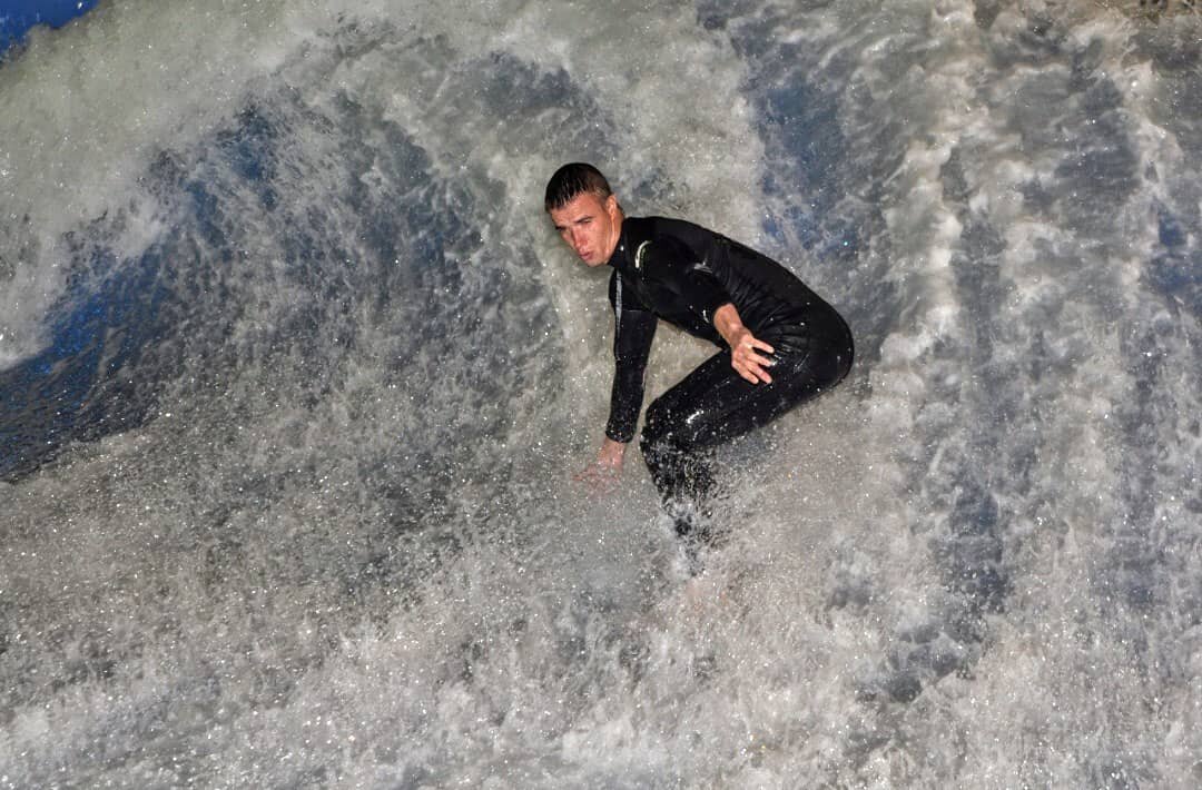 Отвечаю по мужски на вопрос из второго слайда. 

Нужно раз и навсегда уяснить, что все происходит на уровне энергий. Не слов, которые вылетают изо рта, а энергий.

Женщина часто берёт на себя роль кормильца в семье, а после удивляется, почему мой ненаглядный не напрягается?! 

А зачем ему напрягаться? Его накормят, напоят, спать уложат. Доступ к теплому телу тоже имеется.
Зачем ему напрягаться? Его все устраивает. ВСЁ. 
Пока женщина тянет эту лямку, извращаясь над собой, мужик кайфует. И этот перевёрнутый мир - это решение женщины. Это свобода выбора. Каждого. Каждый сам выбирает, что и как делать, думать, вести, чувствовать.

Долгие и частые разговоры здесь не помогают и вот почему.
Если женщина не приняла конкретного решения внутри себя, что её это не устраивает и в её мире так не принято, то можно вести диалоги бесконечно. Мужик считывает непринятое женское решение.

М рассматривает эту болтовню/истерики и тд, как "поистерит немного и пройдет, потерплю".

Нет чёткого и глубинного решения. У женщины. Причин много:страхи, неуверенность, отсутствие любви к себе, уважения и пр. Но факт - нет ответственности и решения.

Как только внутри женщины произойдет эта перемена, и она примет решение, что так больше не может длиться, то всё начнет разворачиваться сообразно этому решению.

Можно выпнуть мужика за порог, можно сказать один раз и начать вести себя сообразно решению, что так больше не будет в моей жизни, я выбираю иной опыт - вариантов бесконечное множество.

Но пока женщина дует мужику в зад, бережет его, жалеет, отрезая ему своим поведением яйца мужские, стальные, то будет так, как у большинства. 

Женщины, говорю как Мужчина, не жалейте нас, не тряситесь над нами, не дуйте нам в зад. Так вы сами разлагаете мужика. 

Мужчина пробуждается через преодоления.
Кристаллизуется через трудности.
Получает огранку, следуя ценностям.

И каждый сам выбирает как жить.

Позволение - прекрасное слово.
Позволь себе быть самой, а другому другим. 
Не хочет М развиваться - его выбор. Взрослого половозрелого мужика. Пусть живёт так. Выбирай свою жизнь. Свою ответственность. Свои решения.

Живи для себя, в первую очередь. Тогда мужчина будет жить для тебя.