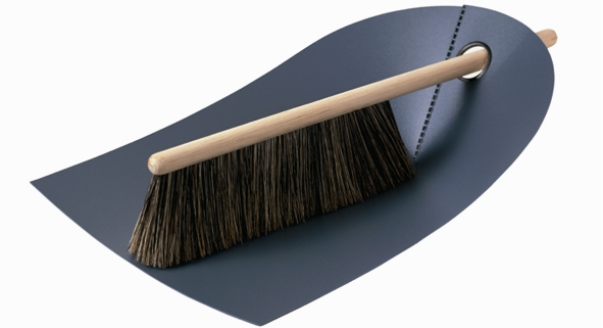 На фото: Щетка и совок Dustpan & Broom от фабрики Normann Copenhagen.