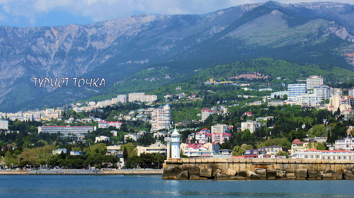 Вид на Ялту и маяк с моря
