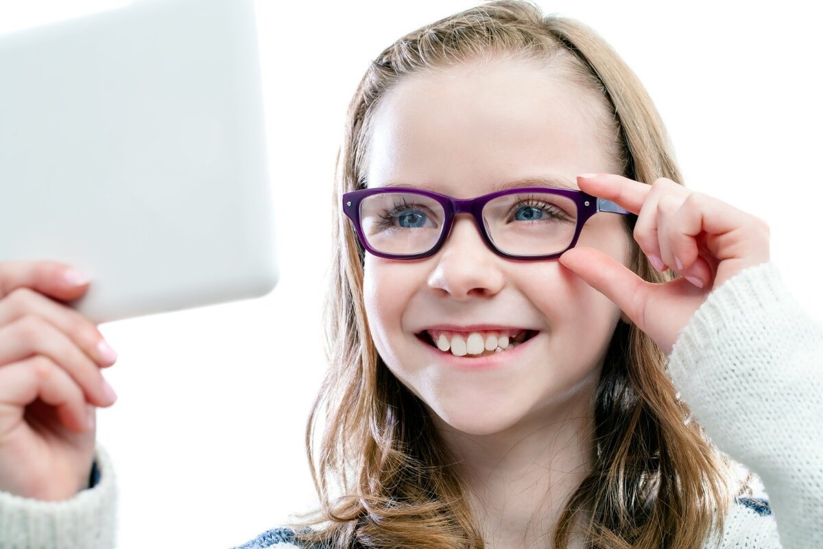 Расстройство нарушение зрения. Подросток в очках. Дети в очках. Девочка в очках. Очки для подростков.
