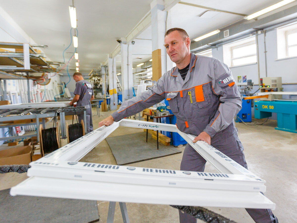 цех пвх окон. производство окон пвх. вакансии сборщика пвх. сборщик пластиковых окон. сборщик пвх и алюминиевых конструкций.