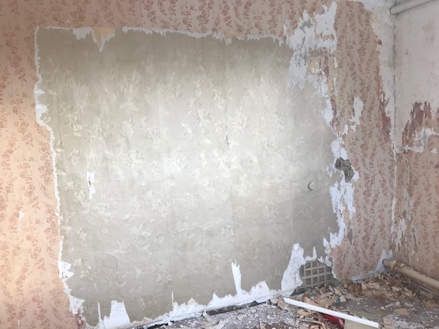 Зеленые обои это первый слой. Отваливается очень хорошо.