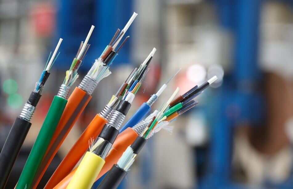 Бронированные оптоволоконные кабели разных видов
