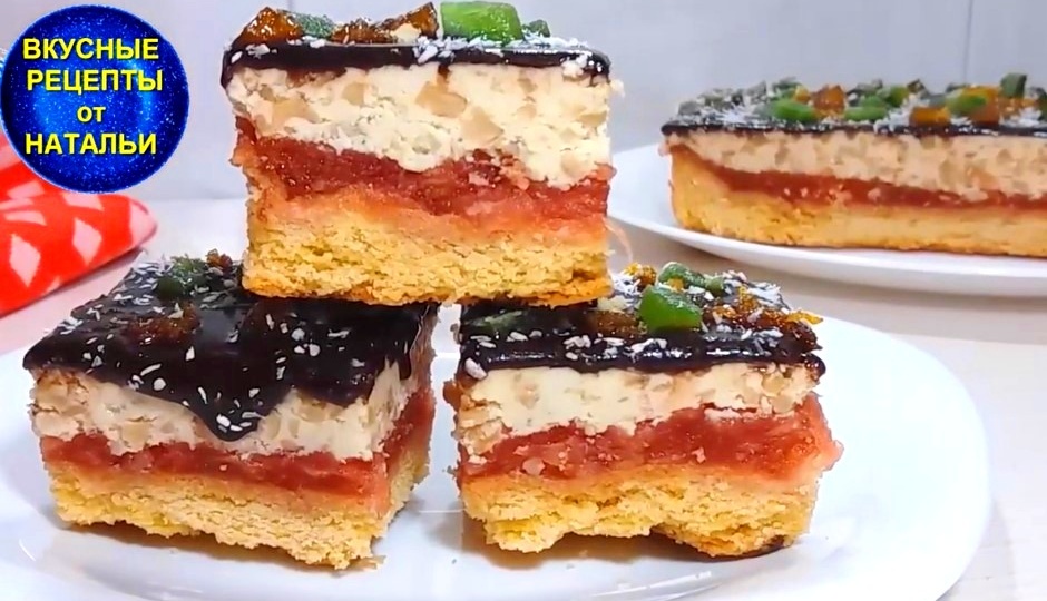 Вкусный торт с ореховым кремом и яблочной прослойкой.