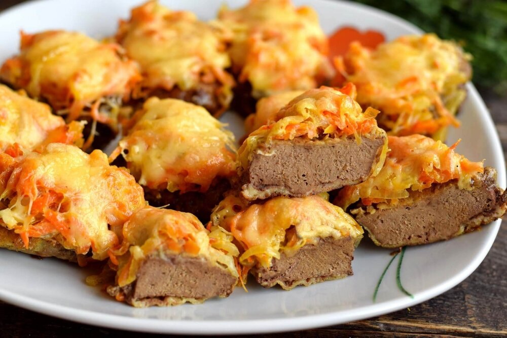 Время приготовления : 40 минут / Порций : 5                                                                            Ингредиенты                                                                                                                                                            Печень говяжья-600 гр
Яйцо куриное-2 шт
Мука-2 ст.л
Морковь-1 шт
Лук репчатый-3 шт
Твердый сыр-100 гр
Сметана-1-2 ст.л
Соль- по вкусу
Черный молотый перец- по вкусу