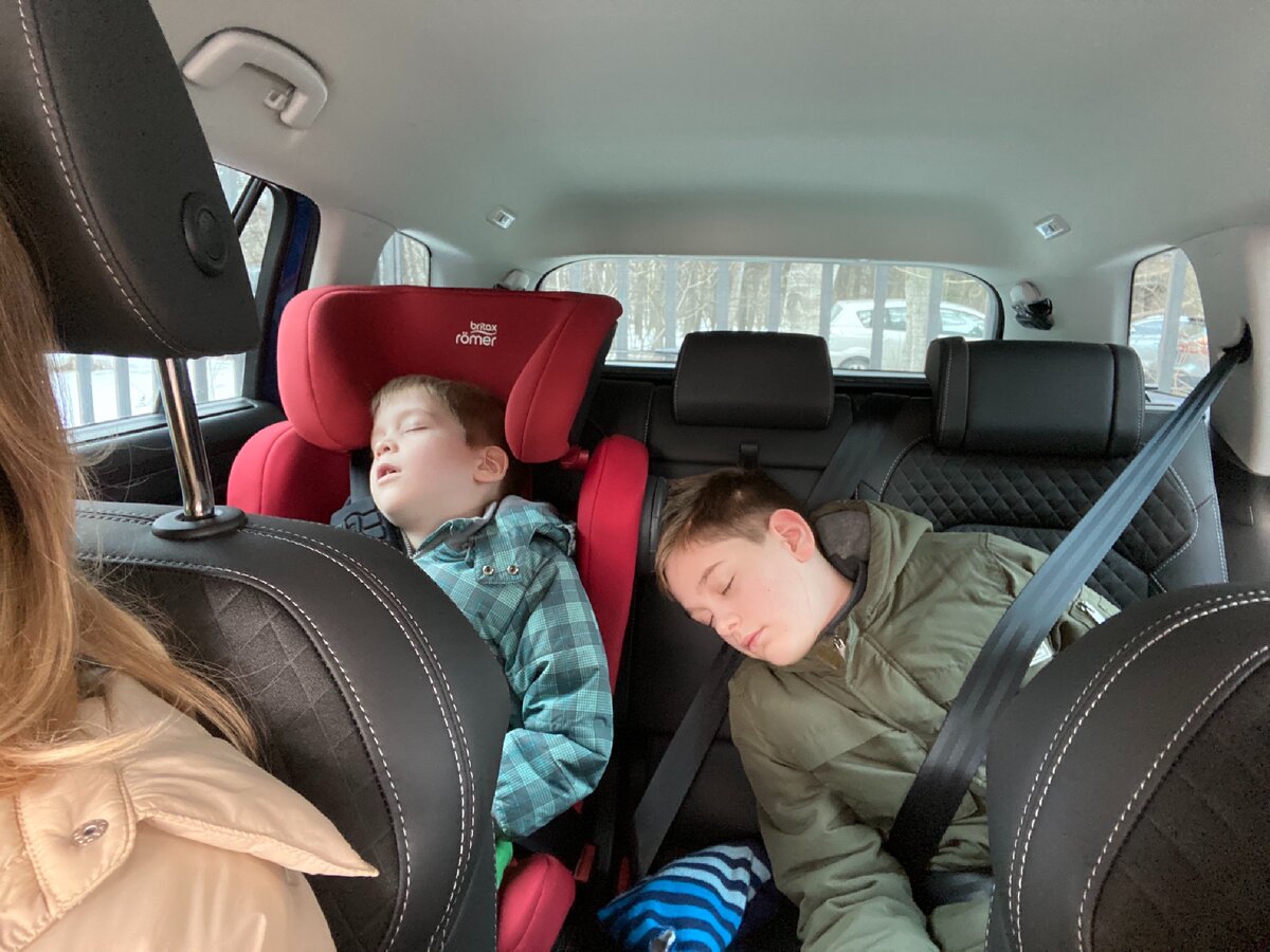 Фото автора. Нормальная жизнь с детьми - это ехать больше часа до музея, и все уснули, пока искали место для парковки ))