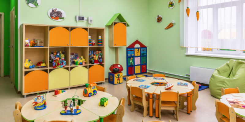 Оснащение детского сада зависит от его типа. В частном детском саду можно увидеть дизайнерский ремонт и обилие игрушек (развивающих игр).