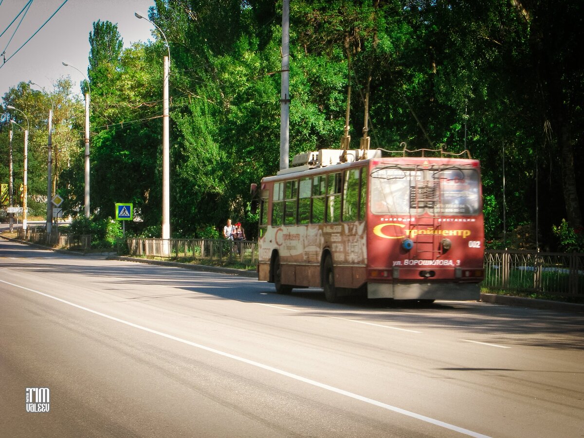 В Керчи есть троллейбус. Во всём Крыму есть ещё четыре города со внутригородским троллейбусным движением: Симферополь, Севастополь, Ялта, Алушта. При этом Ялта, Алушта и Симферополь входят в систему "Крымтроллейбус". Севастополь отдельно, так как город сначала союзного значения, потом особый статус в составе Украины, потом субъект федерации, а Керчь отдельно, потому что просто далеко. Троллейбусный парк - машины ЮМЗ Т2 (Харьков). Очень ушатан.