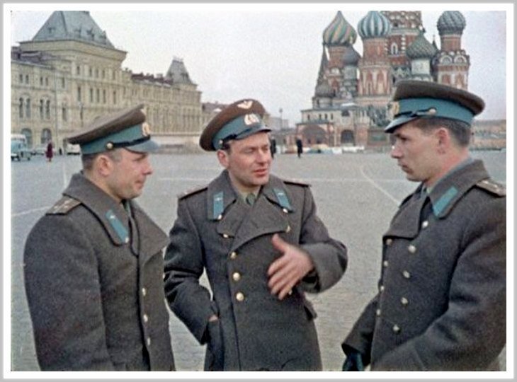 Юрий Гагарин, Герман Титов, Григорий Нелюбов на Красной площади, март 1961 года