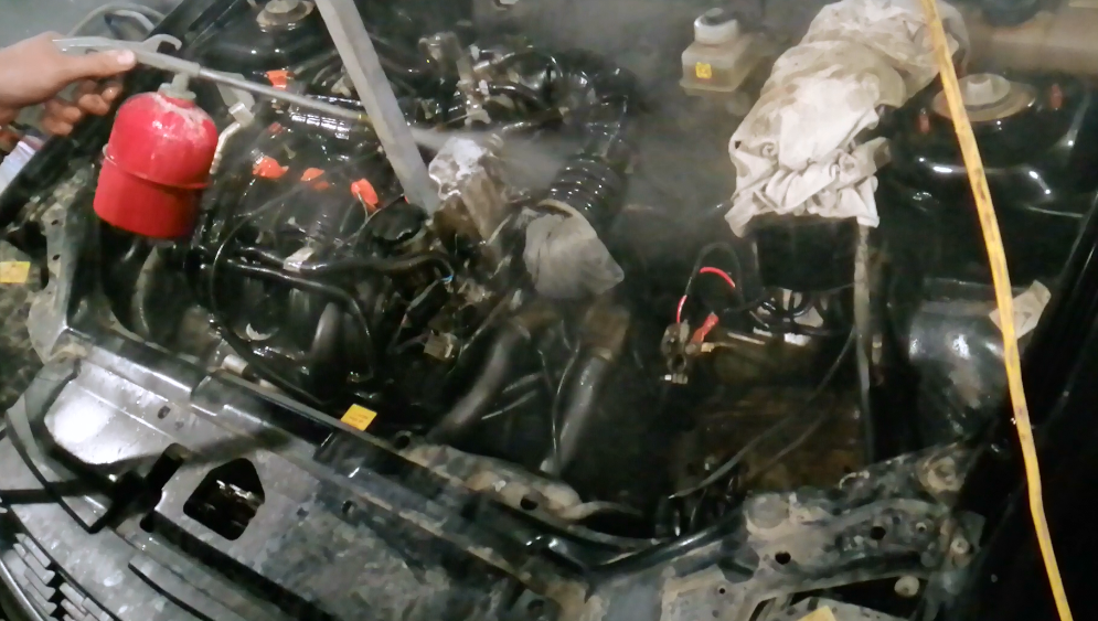 Решил помыть грязный двигатель при помощи обычной солярки, затратил всего 50 рублей и результат отличный