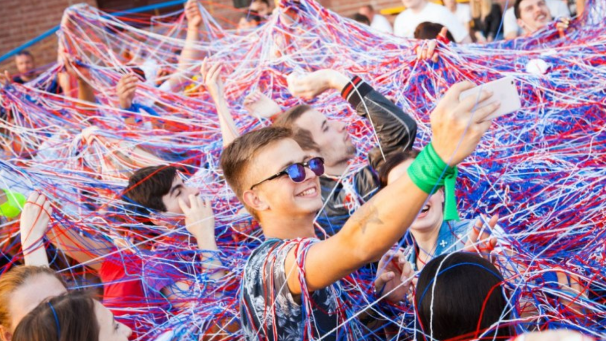 Социальные сети - паутина, которая затягивает людей