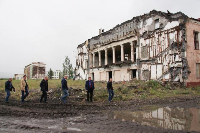 nosovlive.ru, губернатор С. Носов со свитой на фоне "развивающейся" Колымы 