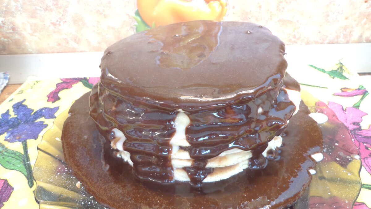 Торт на сковороде с шоколадной глазурью. Очень выручает на Даче.