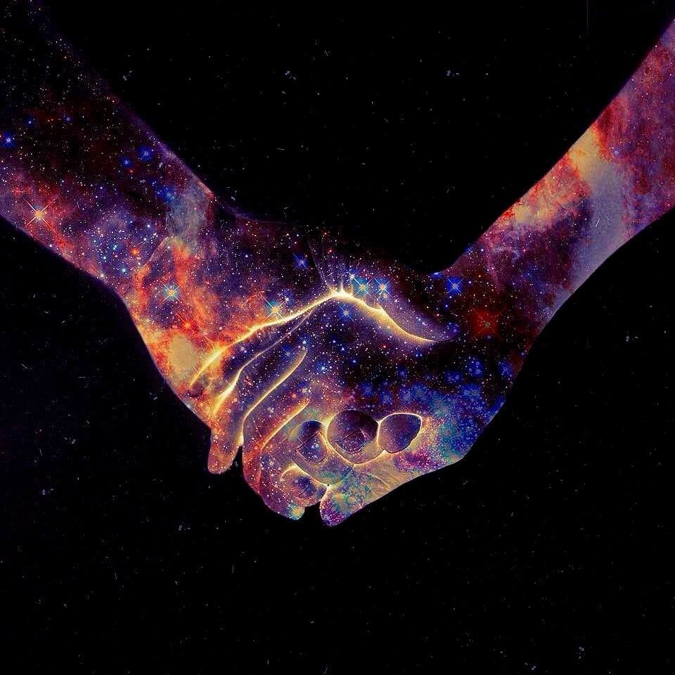 Руки на фоне космоса