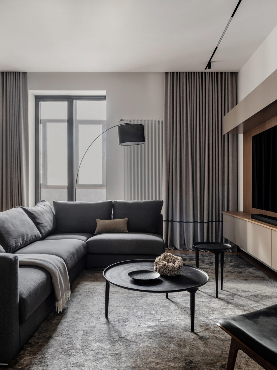  Гостиная. Диван, Dantone Home; кресло и вазы, GK Concept; столики, Moon-stores; система хранения изготовлена на заказ по эскизам дизайнеров.