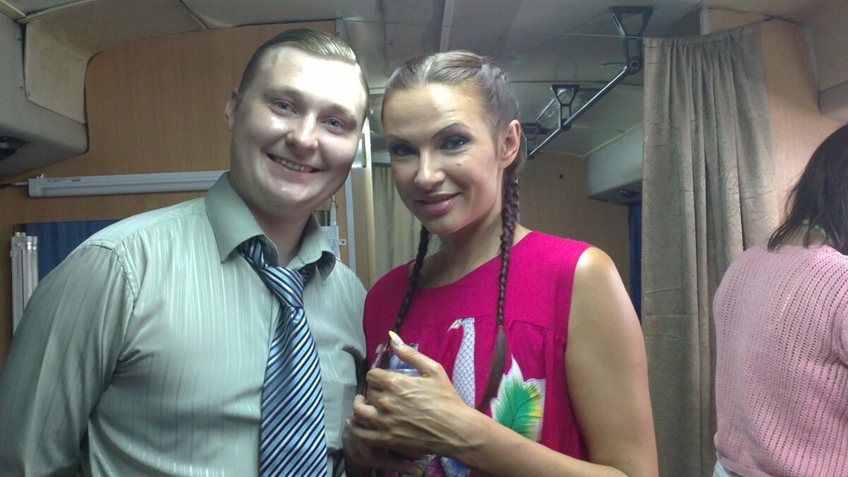 НА СЪЕМОЧНОЙ ПЛОЩАДКЕ СКЕТЧКОМА «ОДНА ЗА ВСЕХ» ЗАРЕЧЕНЕЦ ПОДРУЖИЛСЯ С ЭВЕЛИНОЙ БЛЕДАНС. 