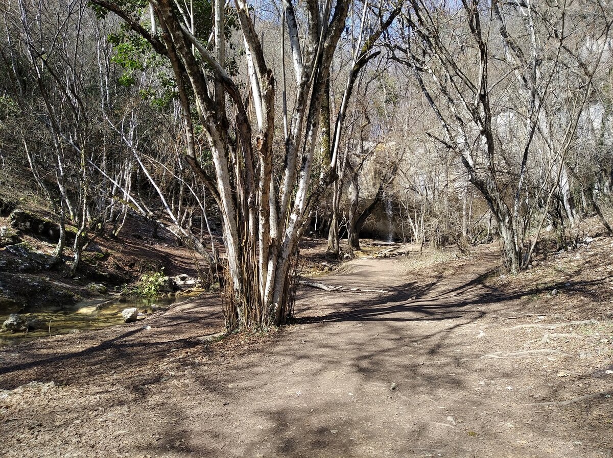 Вот уже в дали виднеется Водопад Козырек